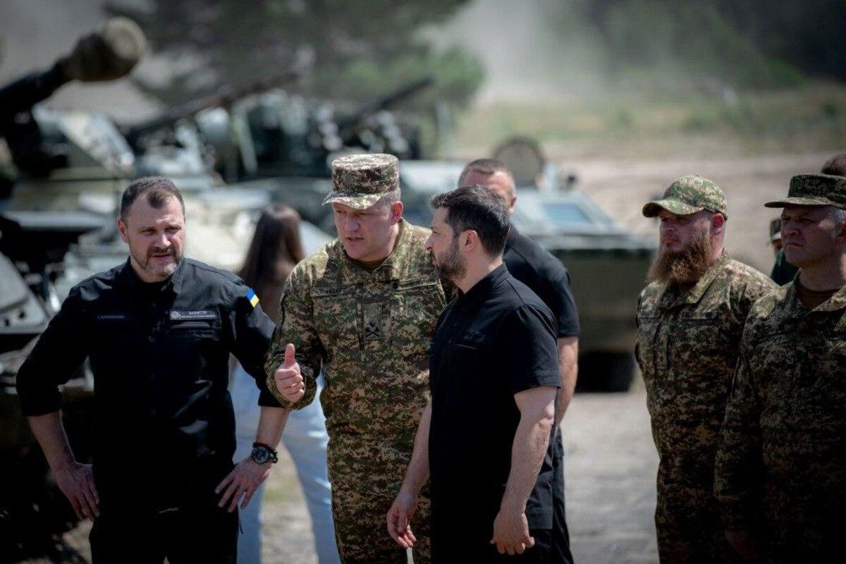 Клименко і Півненко показали президенту “кухню” підготовки воїнів НГУ/Фото: Офіційне інтернет-представництво Президента України Клименко і Півненко показали президенту “кухню” підготовки воїнів НГУ