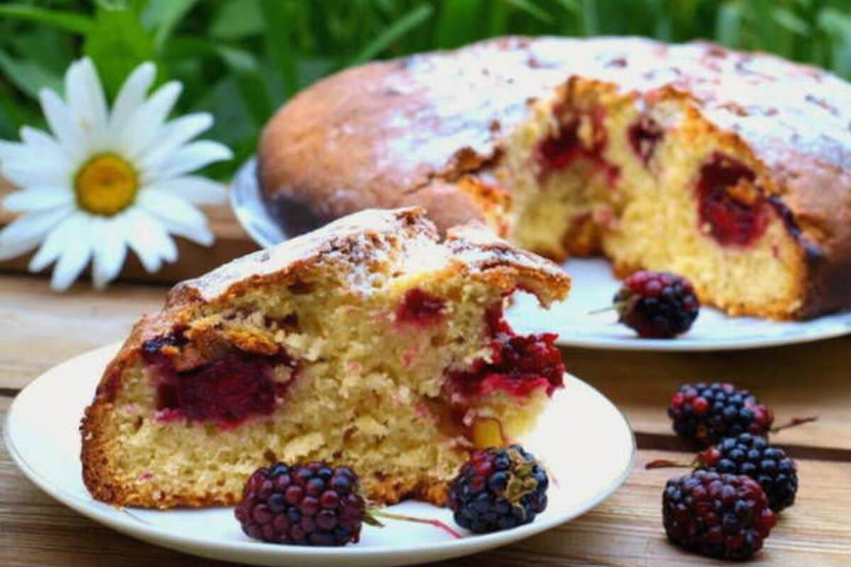 Душистый пирог из августовской ежевики и лавандовым сахаром – сладкая точка лета / Фото: kulinar.com.ua Душистый пирог из августовской ежевики и лавандовым сахаром – сладкая точка лета