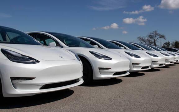 Tesla готовится к масштабному запуску: где появятся новые роботакси Маска