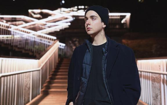 MÉLOVIN / Фото: instagram.com/melovin_official Коли клуб скасовано: MÉLOVIN зібрав 10 тисяч людей на пляжі та 75 тис. для ЗСУ