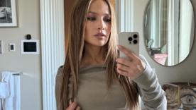 Дженніфер Лопес / Фото: instagram.com/jlo Коли спідниця "живе своїм життям": Дженніфер Лопес влаштувала феєрію без одягу у Варшаві