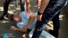 У Дніпрі затримали шахрая, який за 25 тис. євро обіцяв посаду в Офісі Генпрокурора / Фото: Київська міська прокуратура У Дніпрі затримали шахрая, який за 25 тис. євро обіцяв посаду в Офісі Генпрокурора / Фото: Київська міська прокуратура