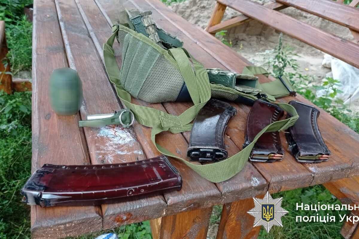 Розшукуваний за подвійне вбивство чоловік застрелився на Вінниччині під час переговорів з поліцією Розшукуваний за подвійне вбивство чоловік застрелився на Вінниччині під час переговорів з поліцією