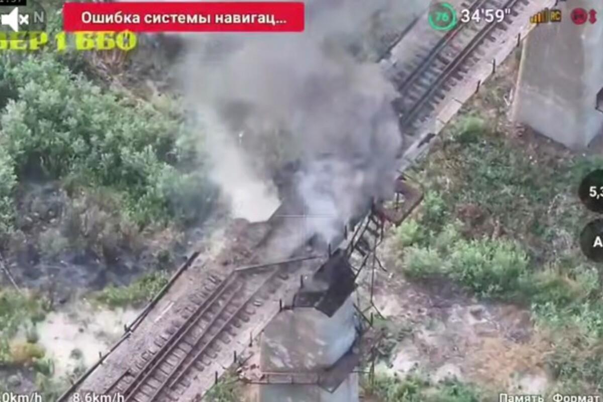 росіяни з дрона скинули дві прапороганчірки на залізничний міст на Херсонщині росіяни з дрона скинули дві прапороганчірки на залізничний міст на Херсонщині