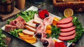 Лучшие мясные деликатесы для праздничного стола: что купить в VARUS