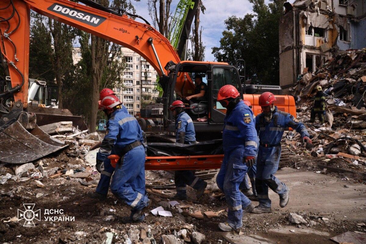 Атака Києва: число загиблих зросло, серед них дитина/Фото: ДСНС Київ у жалобі: 135 постраждалих та 11 загиблих, рятувальники продовжують працювати