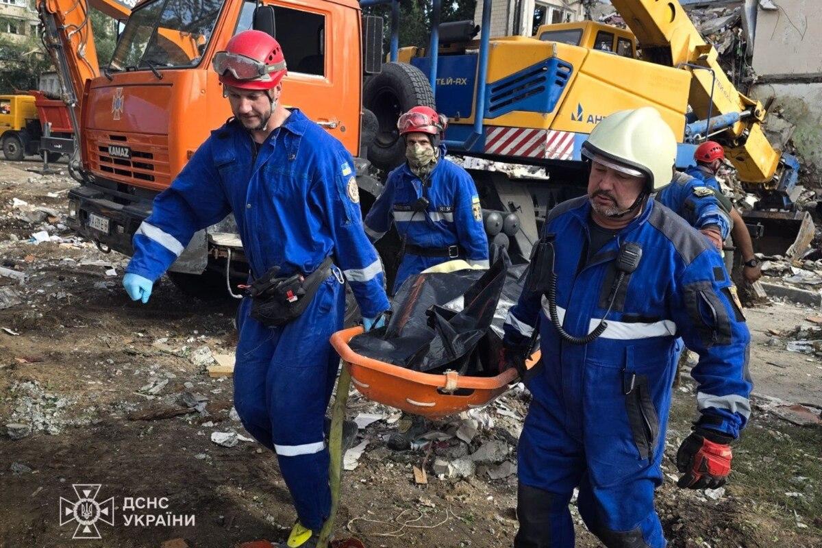 Удар по киевской многоэтажке: спасатели продолжают деблокировать тела погибших/Фото: ГСЧС Удар по киевской многоэтажке: спасатели продолжают деблокировать тела погибших