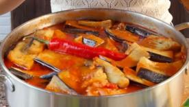 Курица с баклажанами в томатном соусе: легкий ужин на каждый день