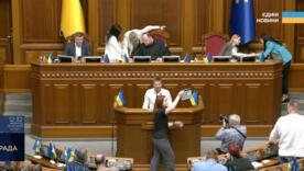 Чекаємо 3 голосування: 1) за основу, 2) одразу в цілому, 3) терміновий підпис Спікера. Всі мають набрати 226+, будуть відбуватися майже одночасно і по черзі Чекаємо 3 голосування: 1) за основу, 2) одразу в цілому, 3) терміновий підпис Спікера. Всі мають набрати 226+, будуть відбуватися майже одночасно і по черзі