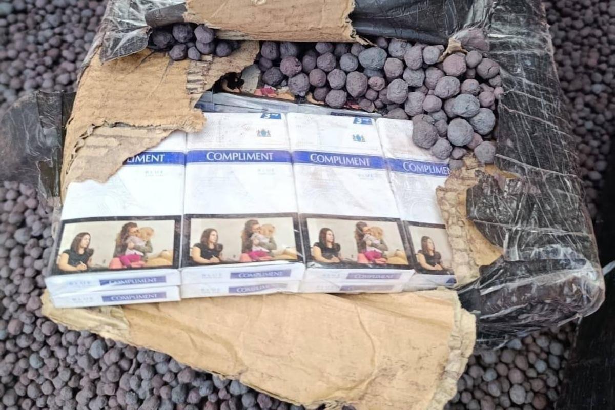 Півметра руди не сховали: закарпатські митники зупинили масштабну контрабанду сигарет