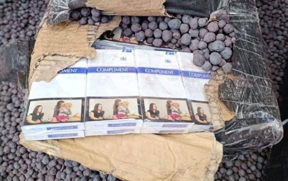 Півметра руди не сховали: закарпатські митники зупинили масштабну контрабанду сигарет