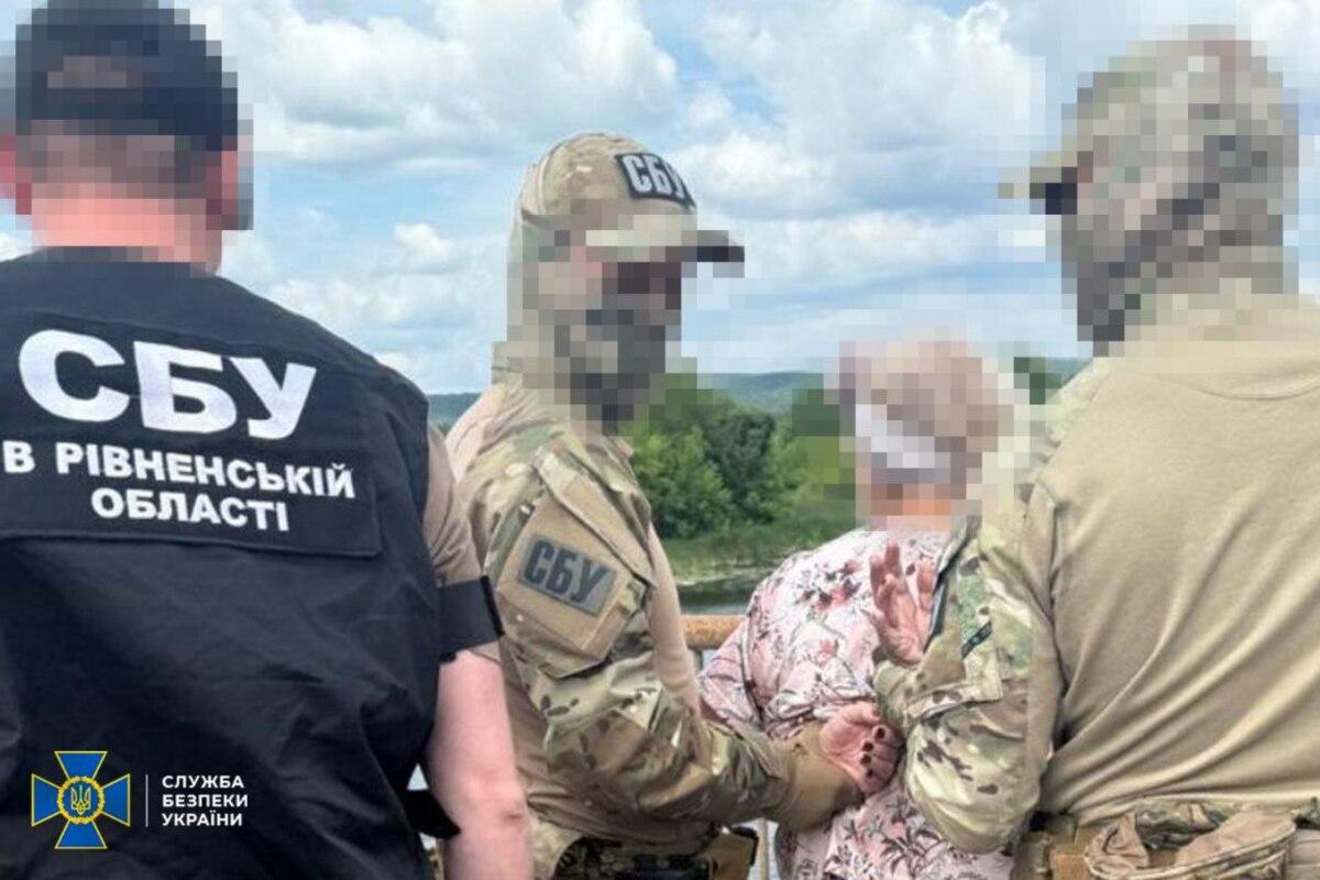 Шпигунка в білому халаті: на Сумщині колишня медсестра збирала дані для російських диверсантів/Фото: Служба безпеки України Шпигунка в білому халаті: на Сумщині колишня медсестра збирала дані для російських диверсантів