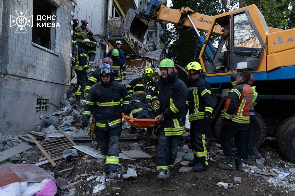 За ніч рятувальники витягли з-під завалів у Києві ще 10 тіл загиблих/Фото: ДСНС За ніч рятувальники витягли з-під завалів у Києві ще 10 тіл загиблих