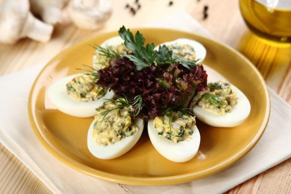 Фаршировані яйця з грибами: закуска, яка здається звичайною, але запам’ятовується смаком/Фото: Przepisy.pl Фаршировані яйця з грибами: закуска, яка здається звичайною, але запам’ятовується смаком