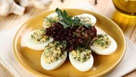 Фаршированные яйца с грибами: закуска, которая кажется обычной, но запоминается вкусом/Фото: Przepisy.pl Фаршированные яйца с грибами: закуска, которая кажется обычной, но запоминается вкусом