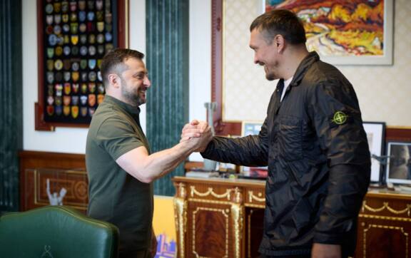 Чим Усик може допомогти Зеленському? Президент розповів про важливу місію чемпіона. Фото: ОП зеленський і усик