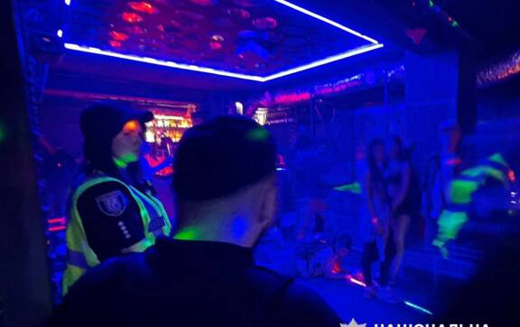Закрытая дверь и "праздник": как в клубе устроили вечеринку в день траура в Киеве