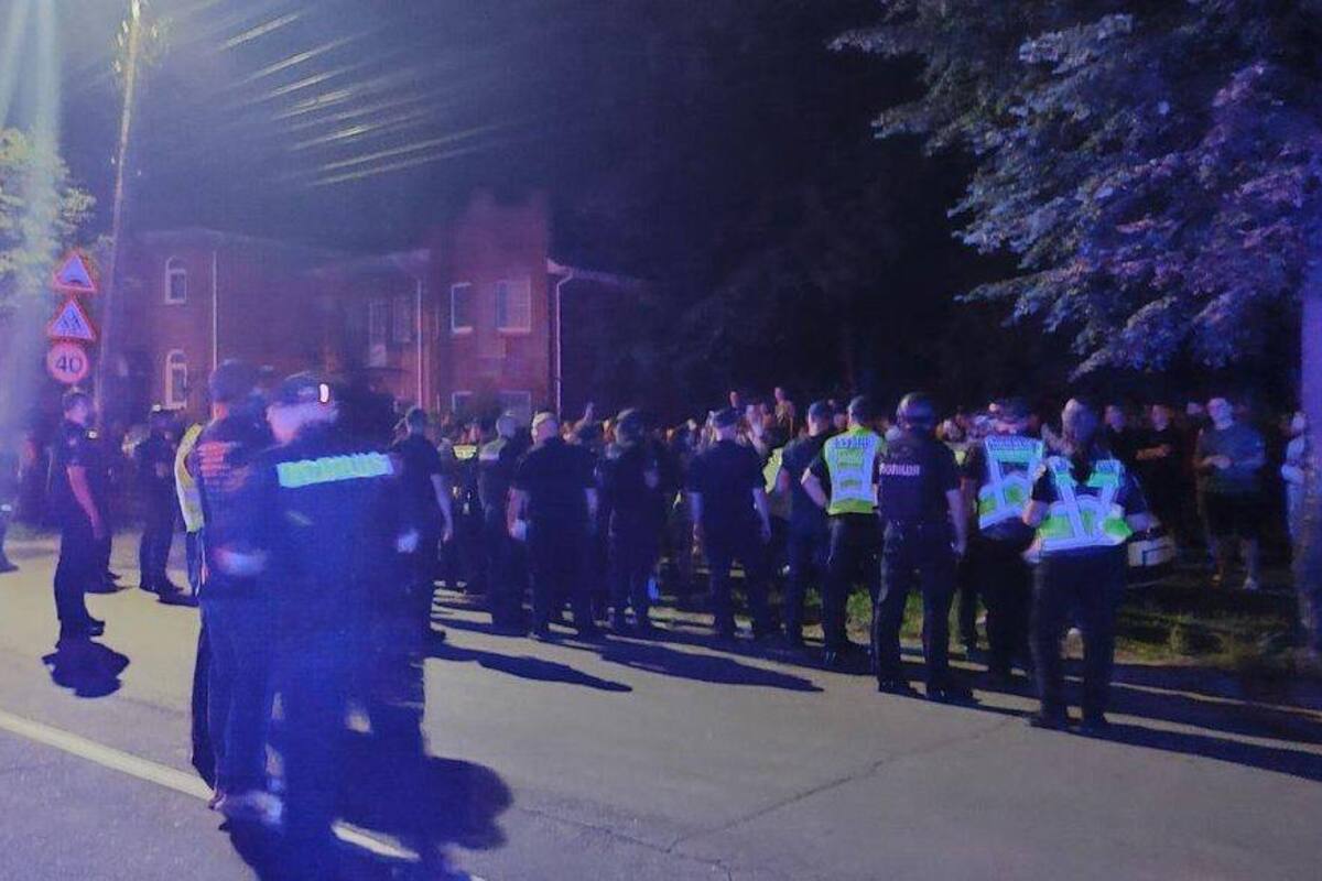 Нічні "розбірки" у Вінниці: чому натовп штурмував стадіон Нічні "розбірки" у Вінниці: чому натовп штурмував стадіон