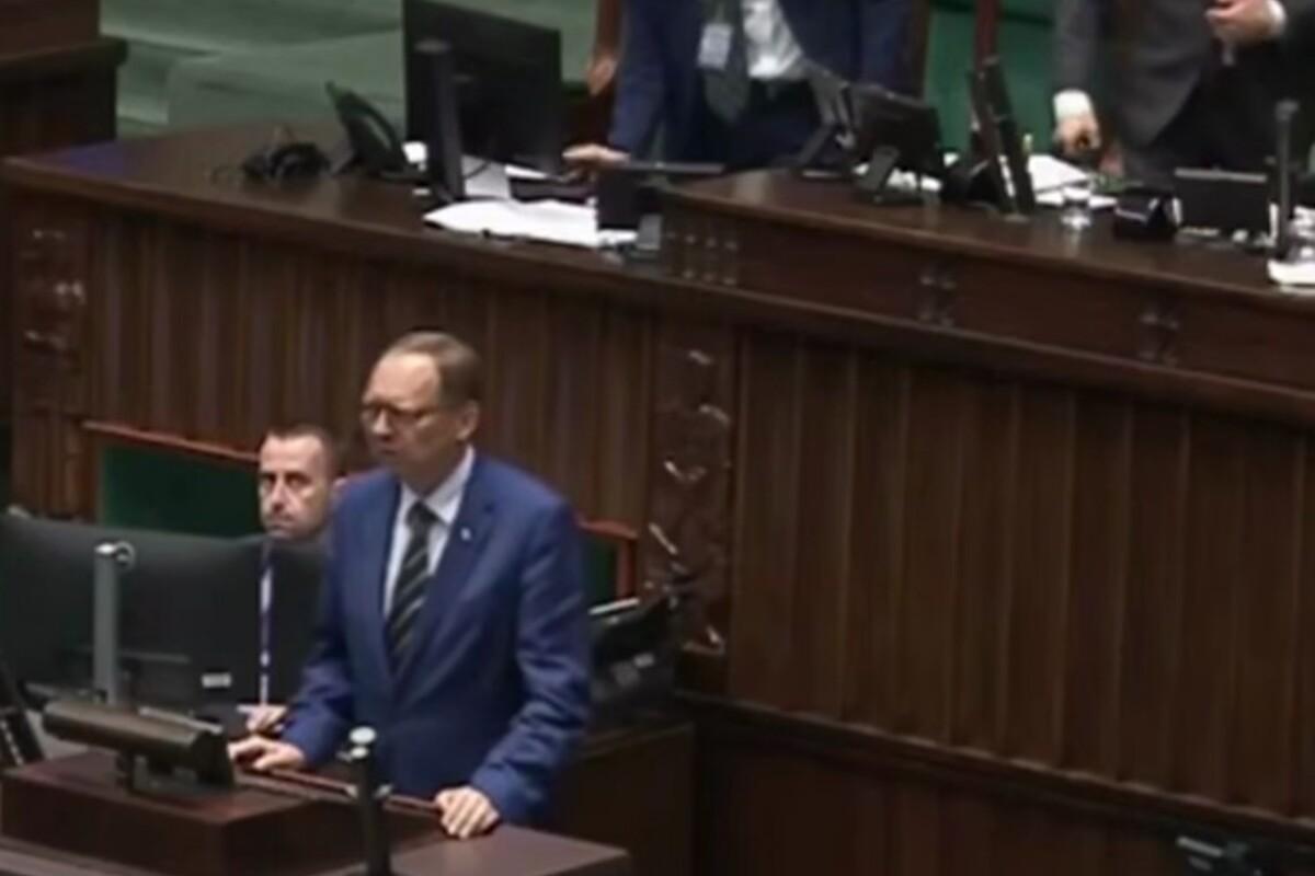 В Україні законом заборонено використання нацистської та радянської символіки В Україні законом заборонено використання нацистської та радянської символіки