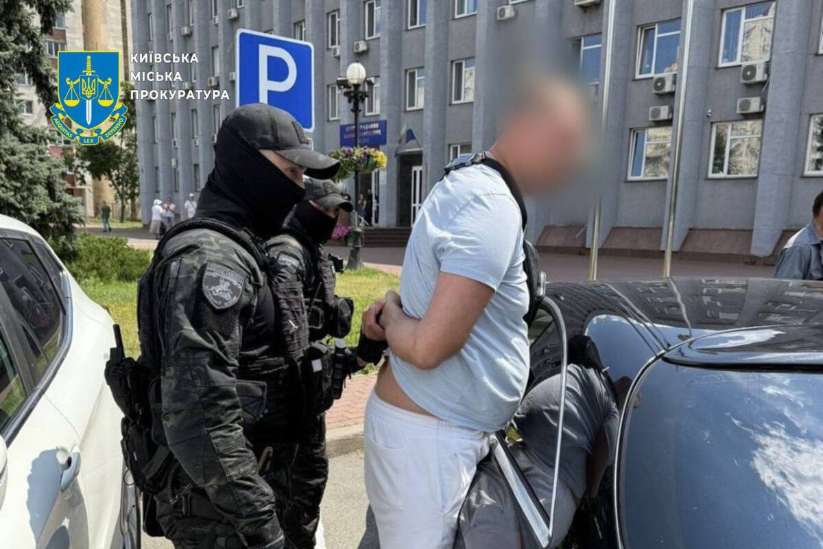 Ціна втечі – 15 тисяч: киянин продавав групи інвалідності для виїзду з України / Фото: Київська міська прокуратрура
