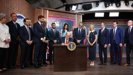 Трамп повысил тарифы для Индии из-за покупки российской нефти/Фото: Win McNamee/Getty Images Трамп повысил тарифы для Индии из-за покупки российской нефти