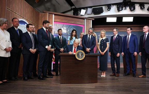 Трамп підняв тарифи для Індії через купівлю російської нафти