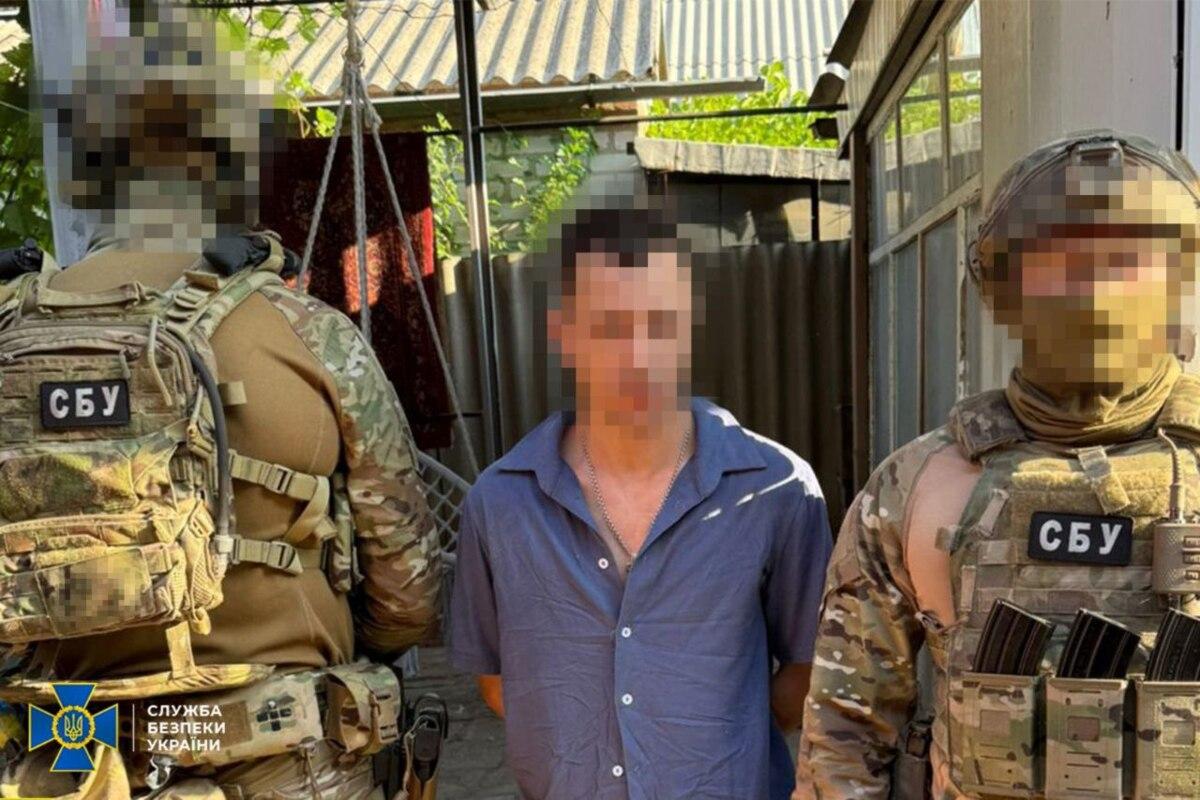 Спецагент на дивані: ворожий коригувальник працював із власної квартири / Фото: СБУ