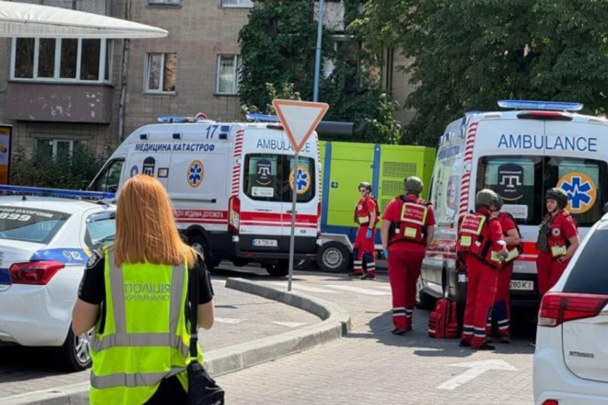 Поліція Черкас працює на місці стрілянини у закладі харчування у центрі міста