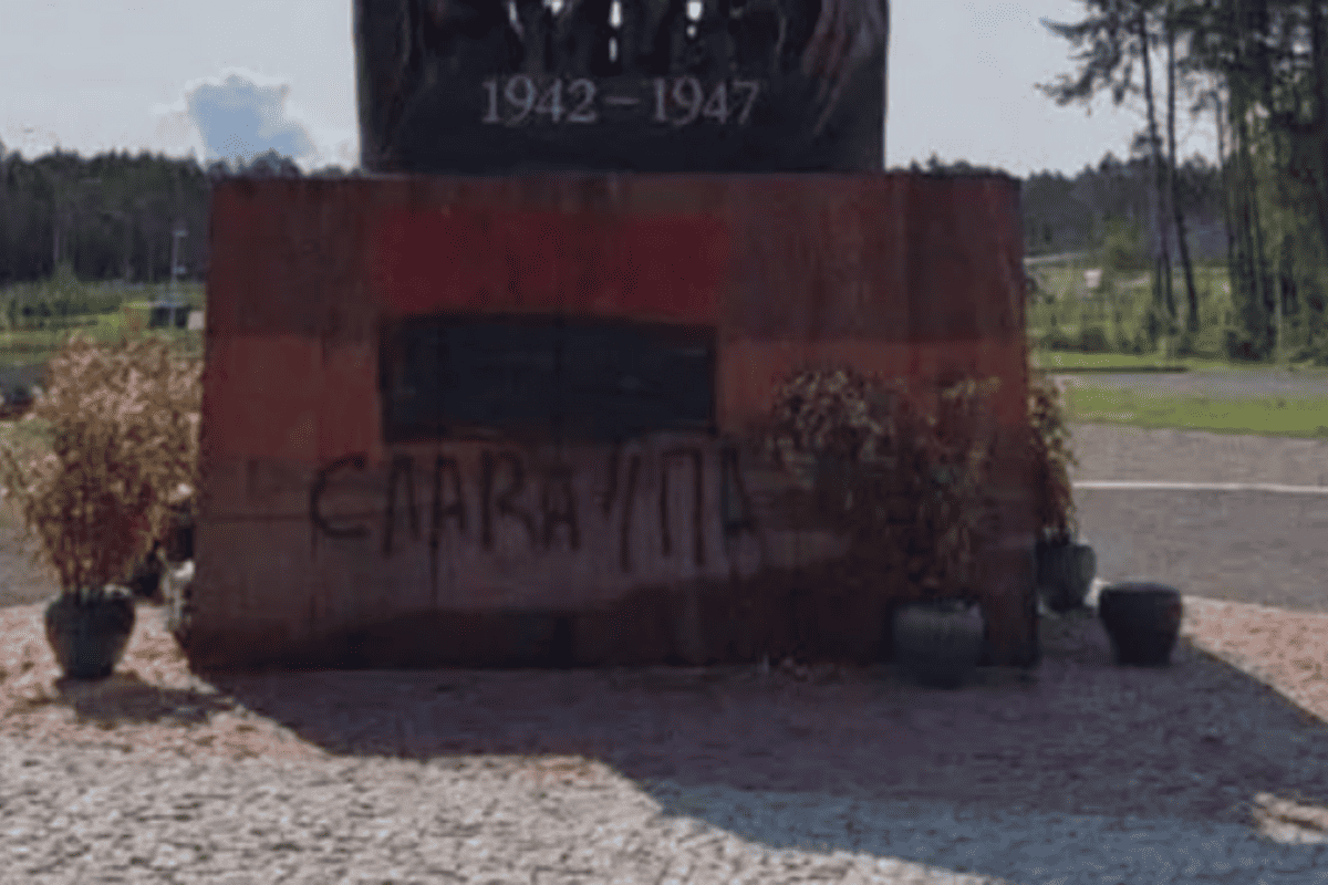 В Польше на памятнике жертвам Волынской трагедии появился надпись "Слава УПА"