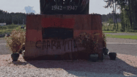 У Польщі на пам’ятнику жертвам Волинської трагедії з’явився напис "Слава УПА"/Фото: Facebook / Асоціація «Громада та пам'ять» У Польщі на пам’ятнику жертвам Волинської трагедії з’явився напис "Слава УПА"