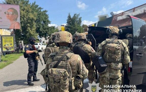Спецпризначенці затримали стрілка, який поранив сам себе в McDonald's