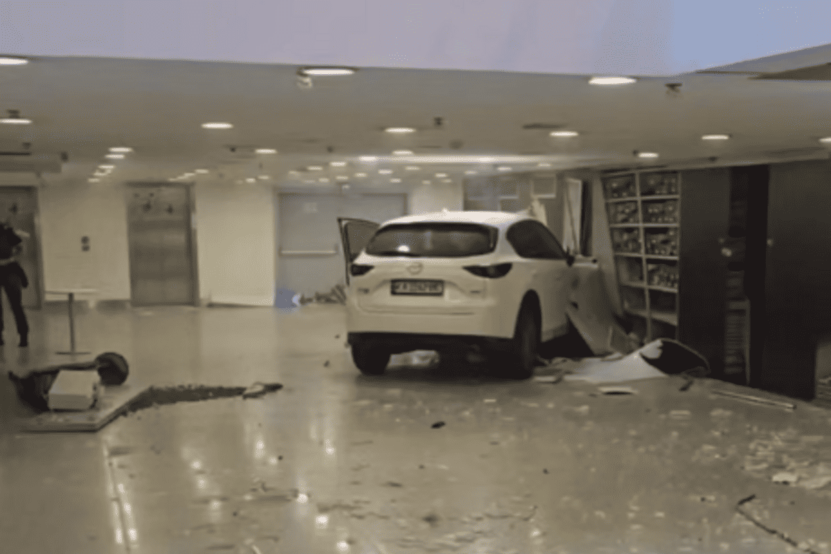 Замість входу – в'їзд: у Києві авто вилетіло з парковки просто в ТРЦ