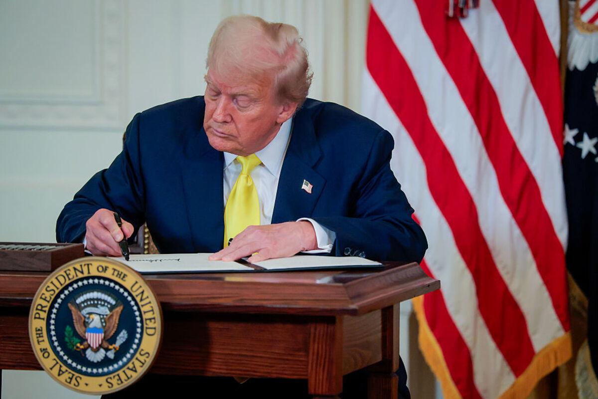 "Ні": Трамп відкинув чутки про попередню зустріч путіна з Зеленським / Фото: Getty Images