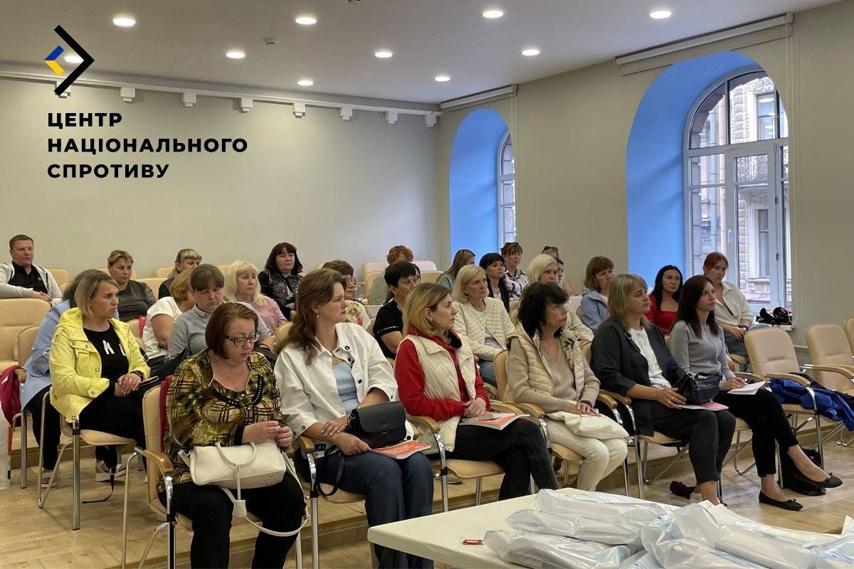 Образование под дулом пропаганды: учителей с ООТ заставляют воспитывать "русский мир" Образование под дулом пропаганды: учителей с ООТ заставляют воспитывать "русский мир"