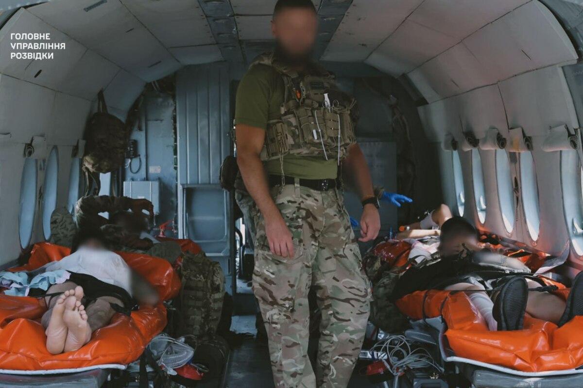 Боевые медики ГУР провели массовую эвакуацию: как спасают жизни во время полета Боевые медики ГУР провели массовую эвакуацию: как спасают жизни во время полета