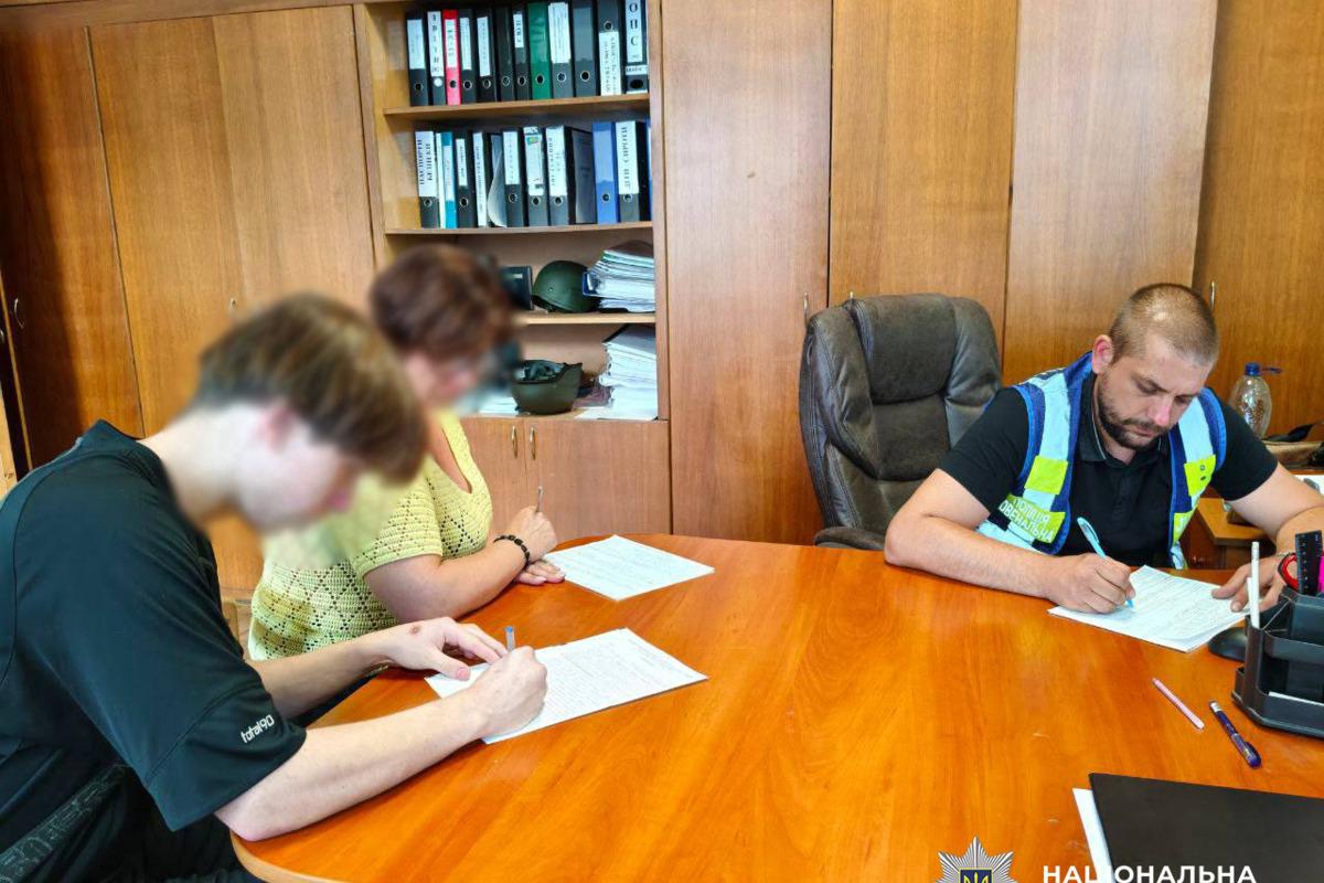 "Розвжалися" під російський реп: у Києві підлітки зняли відео в поліцейській формі/Фото: kyiv.npu "Розвжалися" під російський реп: у Києві підлітки зняли відео в поліцейській формі