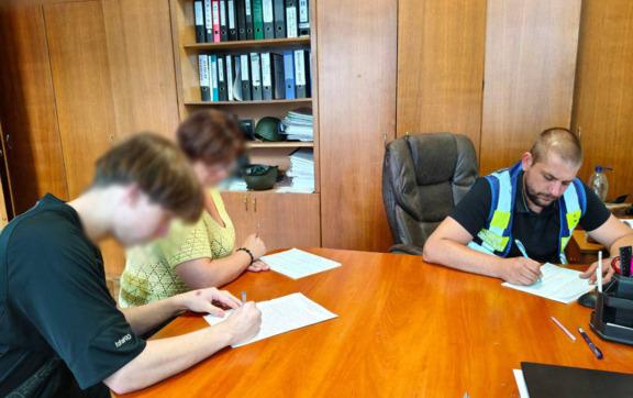 "Розвжалися" під російський реп: у Києві підлітки зняли відео в поліцейській формі