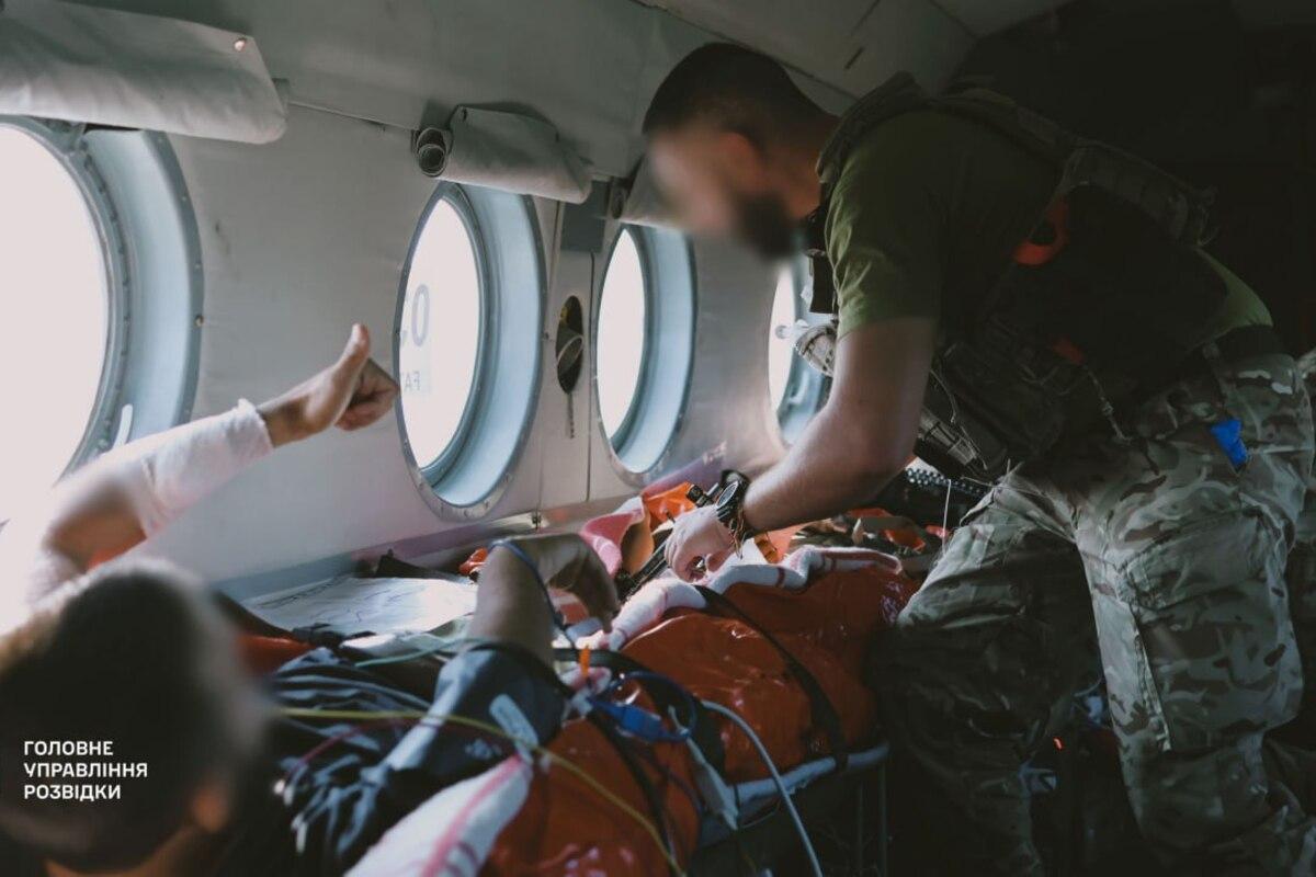 Боевые медики ГУР провели массовую эвакуацию: как спасают жизни во время полета Боевые медики ГУР провели массовую эвакуацию: как спасают жизни во время полета