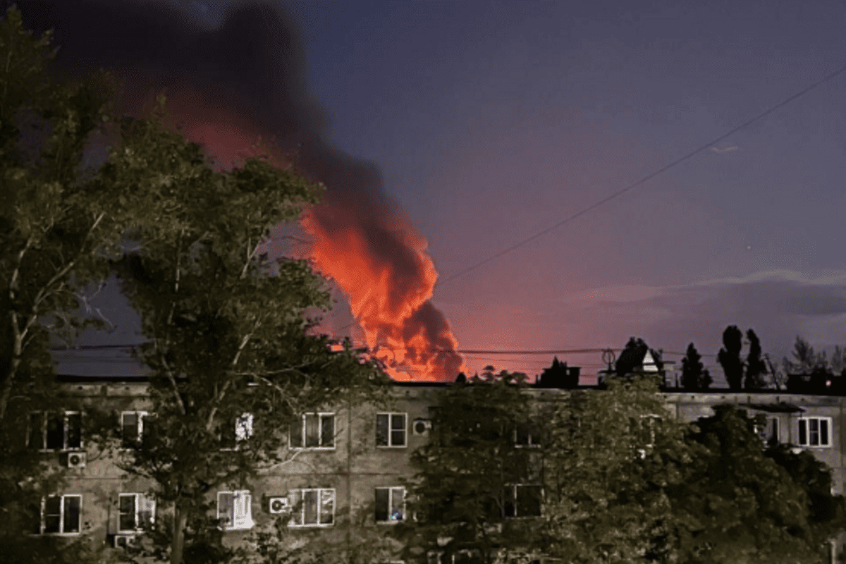 "Екскурсія дронів": БПЛА завітали до нпз саратова, спричинивши вибухи саратов атака БПЛА