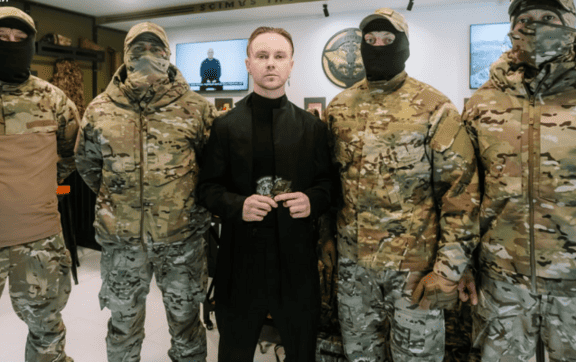 Артем Пивоваров передав спецпризначенцям ГУР МО амуніції на мільйон гривень / Фото: ГУР МО Артем Пивоваров передав спецпризначенцям ГУР МО амуніції на мільйон гривень