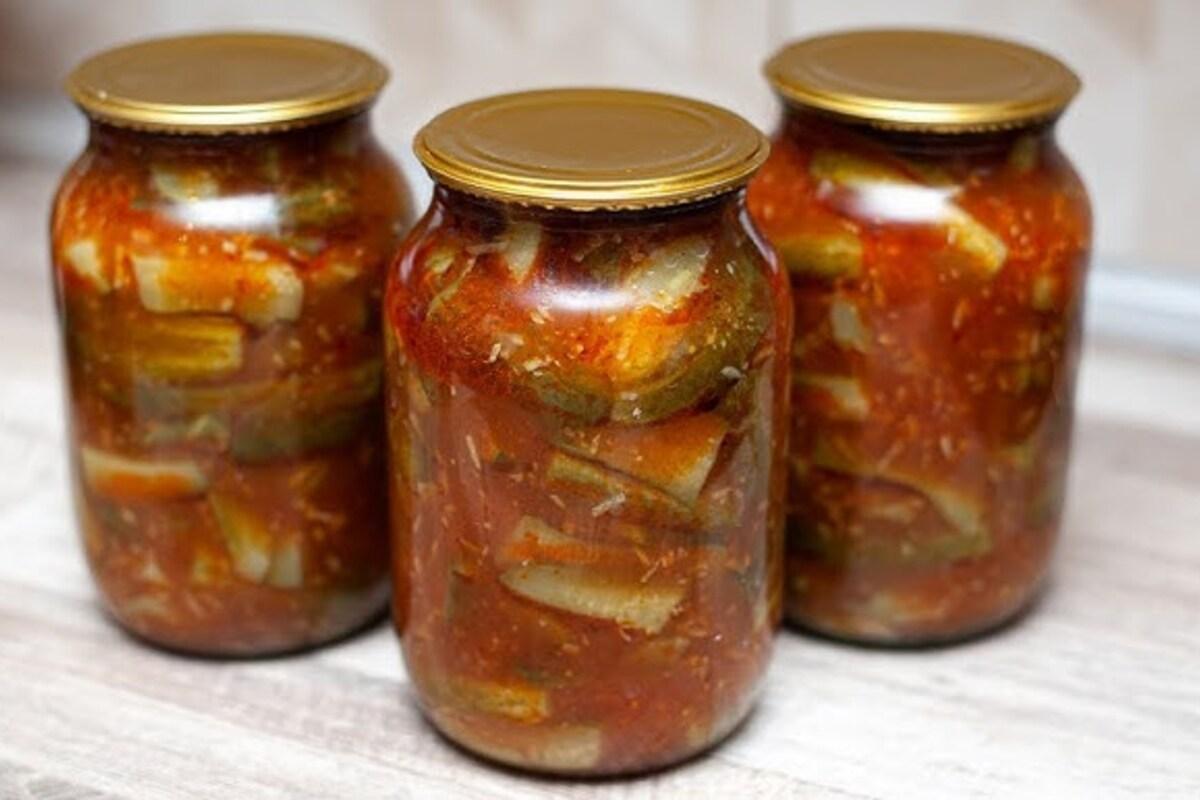 Огурцы в остро-сладком маринаде – идеальная закуска на зиму / Фото: Youtube: Mama Chef 