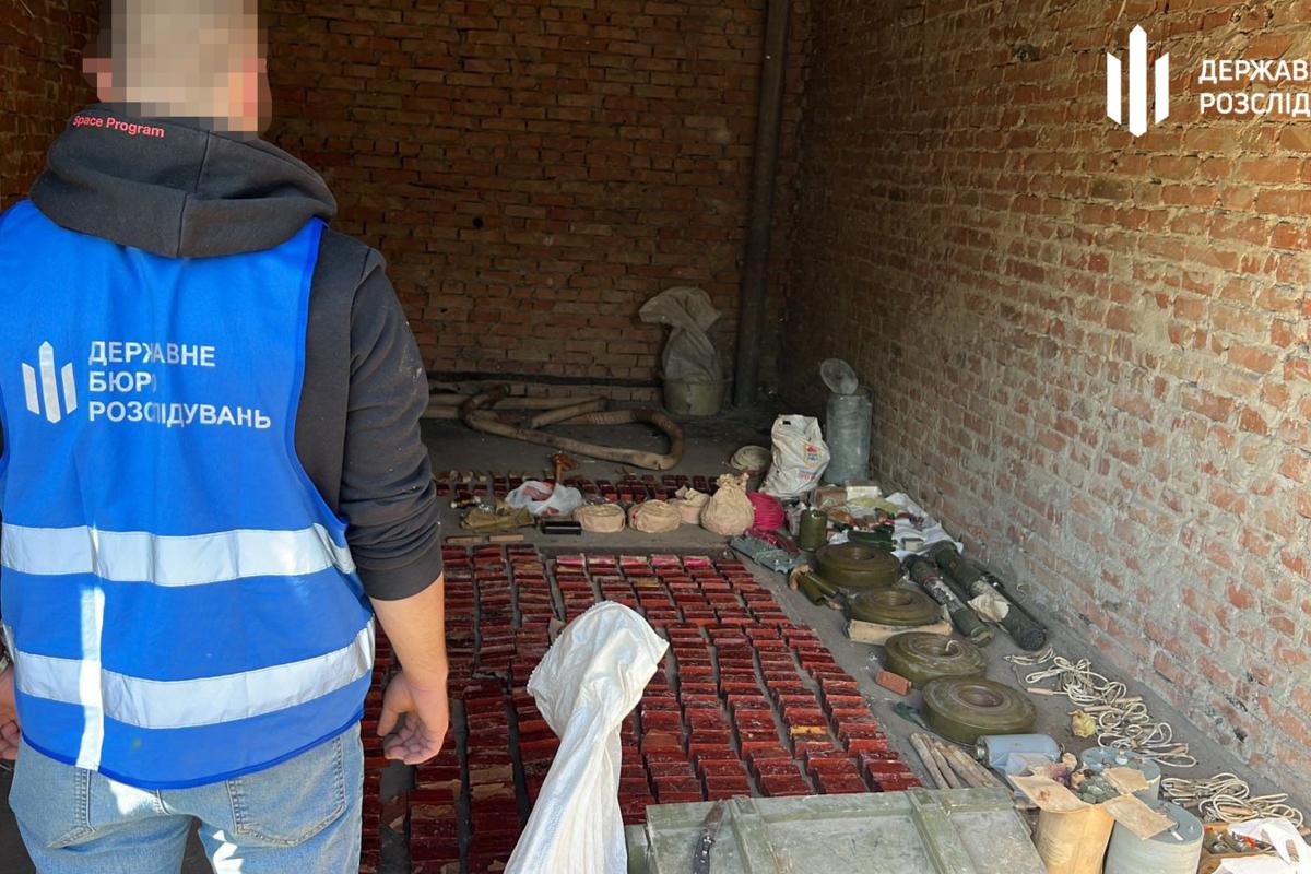 Более 100 кг взрывчатки в гараже: на Кировоградщине раскрыли опасный арсенал / Фото: ГБР Более 100 кг взрывчатки в гараже: на Кировоградщине раскрыли опасный арсенал / Фото: ГБР