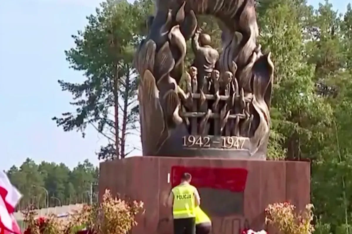 У Польщі затримали українця, який написав “Слава УПА" на пам’ятнику жертвам Волинської трагедії/Фото: X/Jacek Dobrzyński У Польщі затримали українця, який написав “Слава УПА" на пам’ятнику жертвам Волинської трагедії