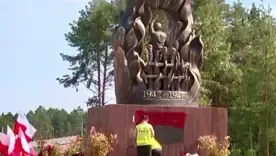 У Польщі затримали українця, який написав “Слава УПА" на пам’ятнику жертвам Волинської трагедії/Фото: X/Jacek Dobrzyński У Польщі затримали українця, який написав “Слава УПА" на пам’ятнику жертвам Волинської трагедії