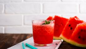 Как приготовить вкусные алкогольные напитки с арбузом дома / Фото: Freepik Топ-7 алкогольных коктейлей с арбузом