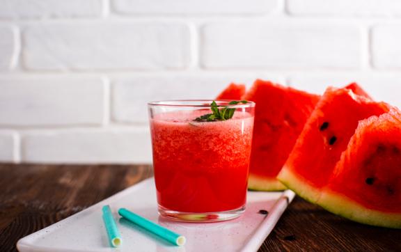 Как приготовить вкусные алкогольные напитки с арбузом дома / Фото: Freepik Топ-7 алкогольных коктейлей с арбузом