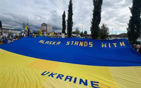 І вишенька на торті: симоньян повідомила, що російських журналістів на борту літака до Аляски годували котлетами по-київськи
