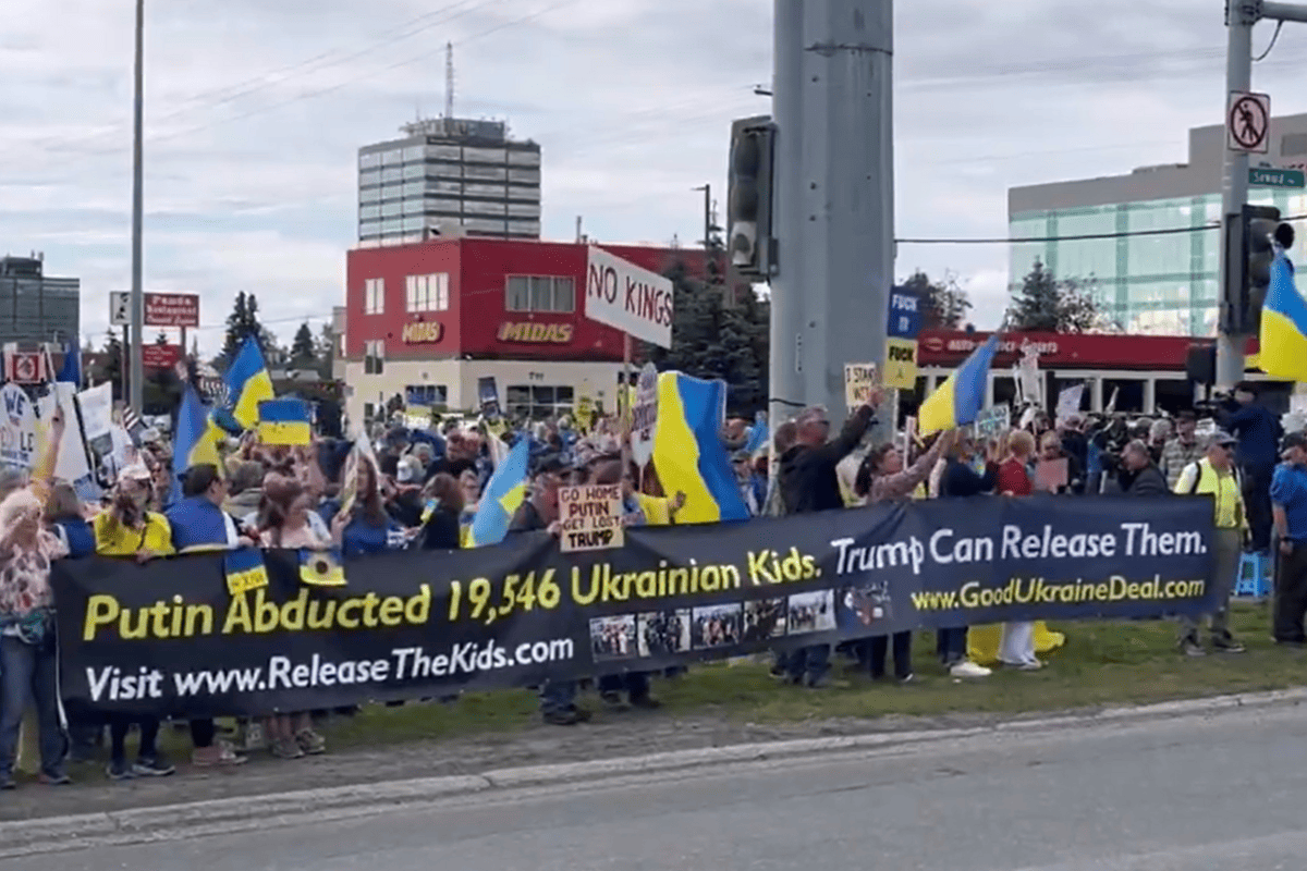 Жители Аляски накануне встречи Трампа и путина вышли на митинг в поддержку Украины
