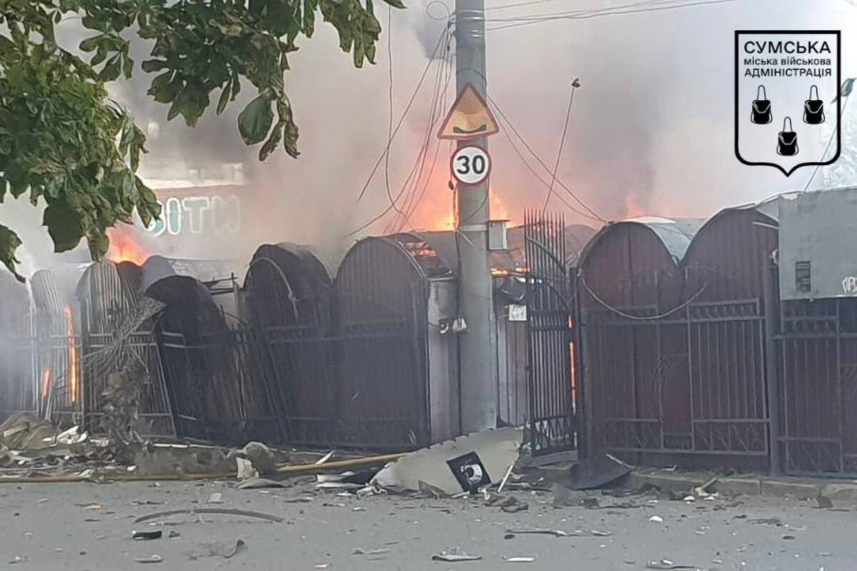 росіяни влучили дроном у найлюднішу частину Сум