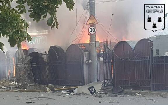 росіяни влучили дроном у найлюднішу частину Сум